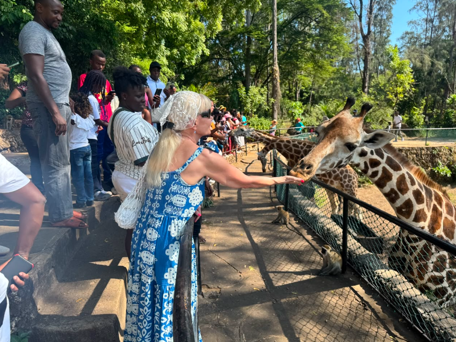 Karmienie żyraf w Haller Park w Mombasie