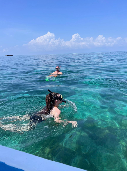 Snorkeling w krystalicznie czystych wodach Oceanu Indyjskiego podczas wycieczki na Wasini Island w Kenii