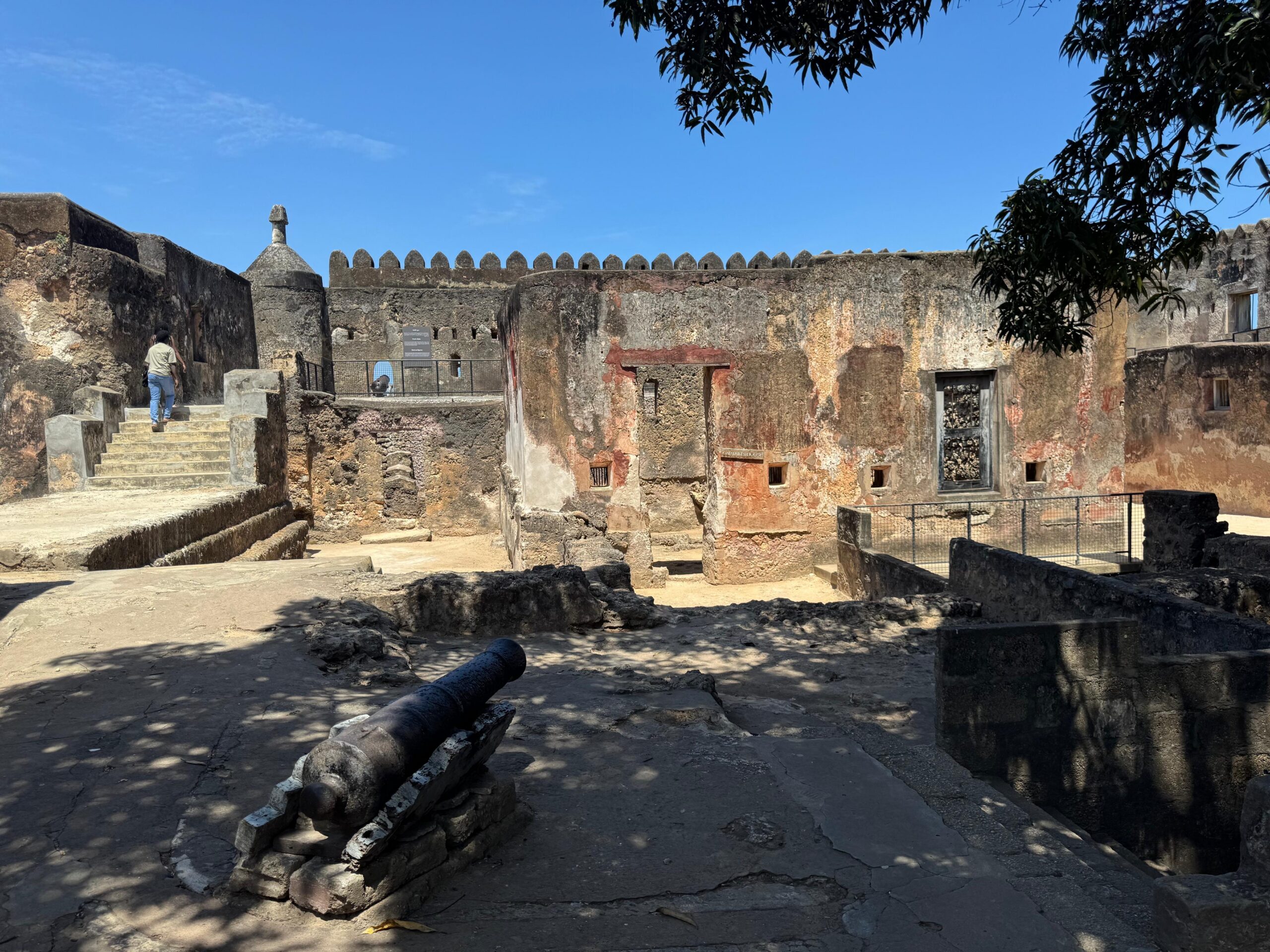 Historyczny dziedziniec Fort Jesus w Mombasie