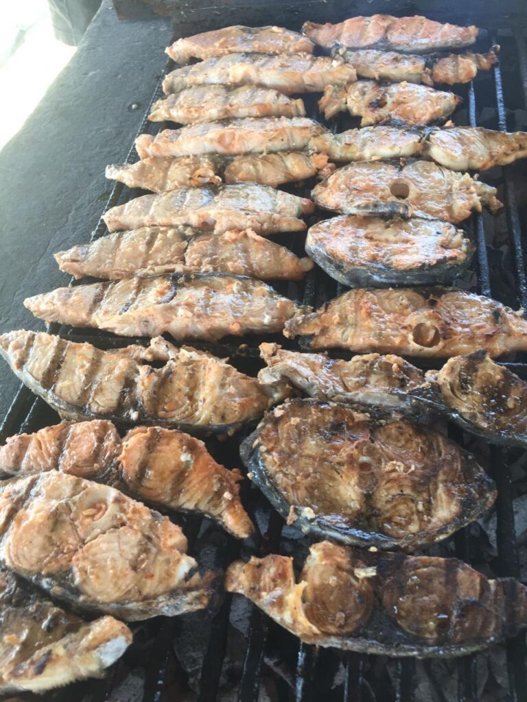 Świeże ryby pieczone na grillu podczas wycieczki po Watamu.