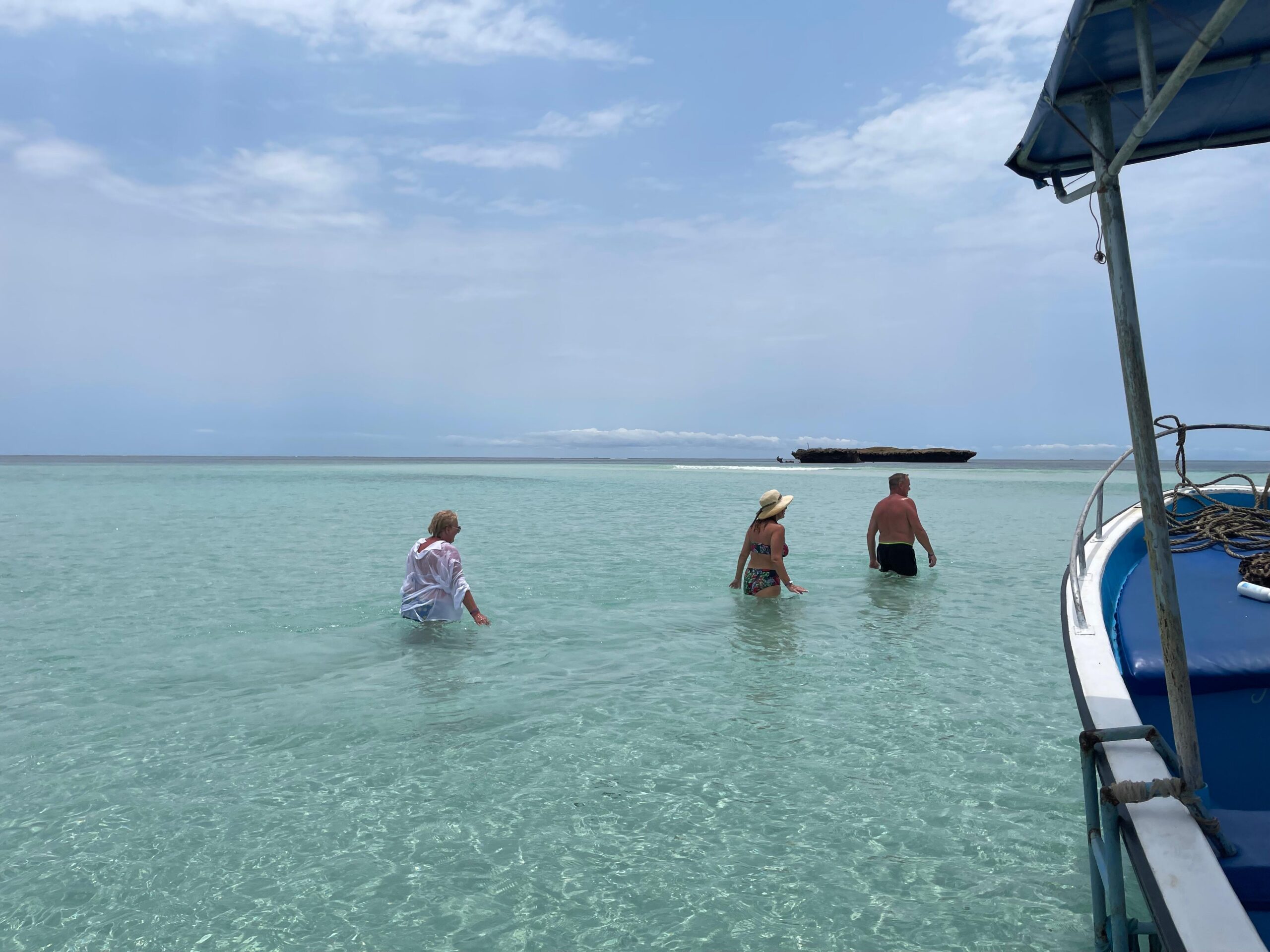 Kąpiel w turkusowej wodzie przy Wasini Island w Kenii
