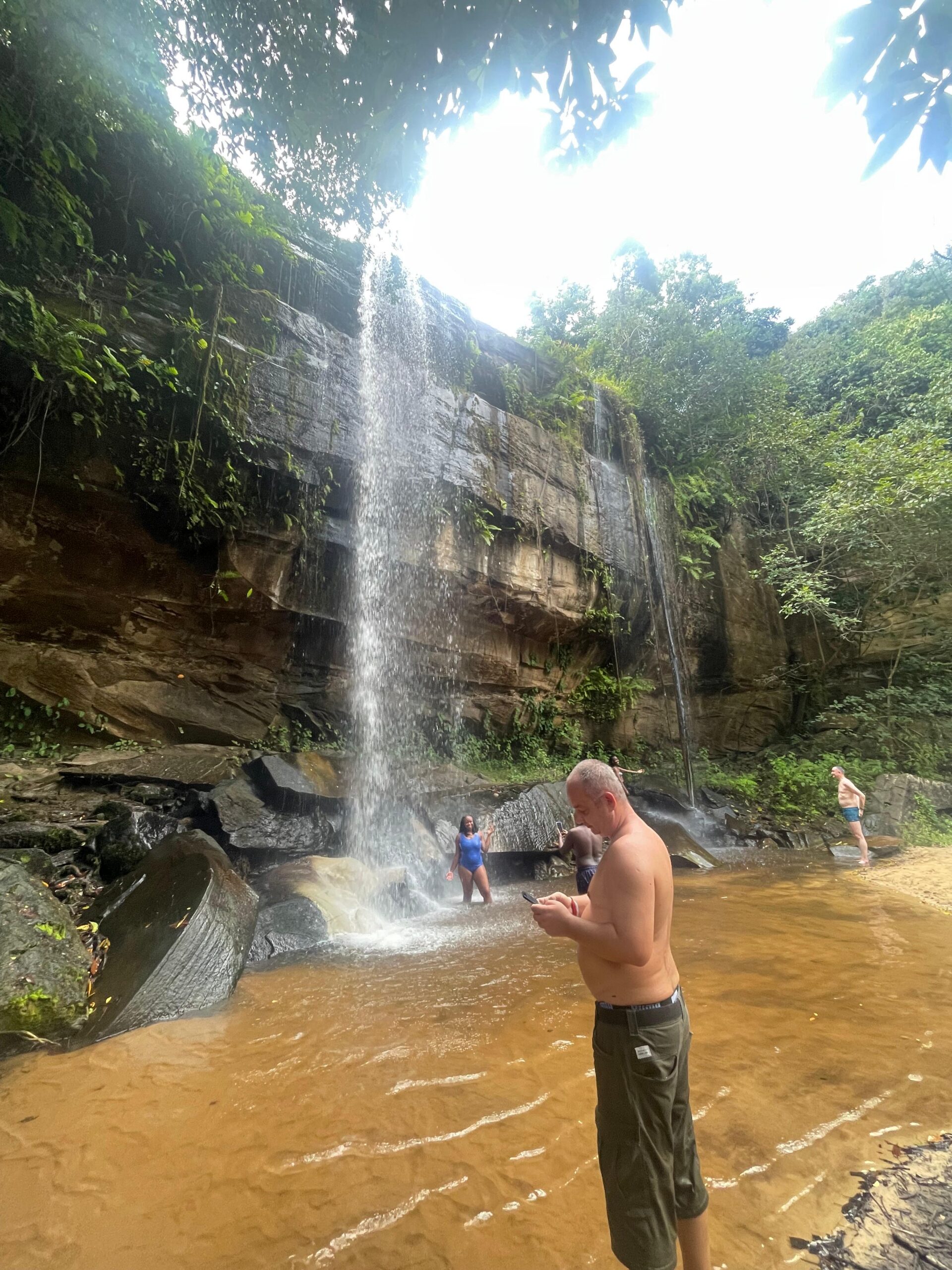 Kąpiel przy wodospadzie Sheldrick Falls w Shimba Hills