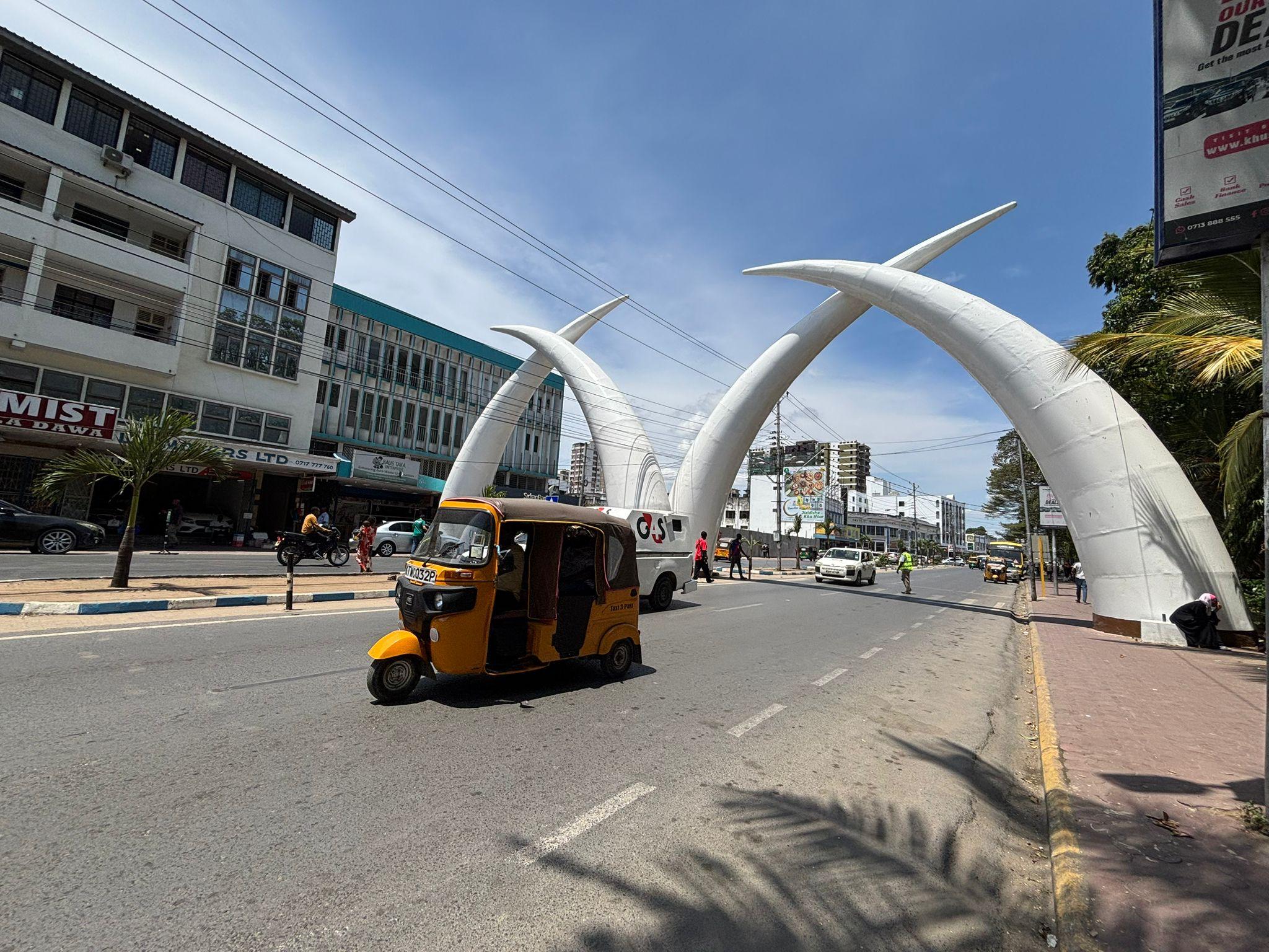 Kły Mombasy Pembe Za Ndovu przy Moi Avenue