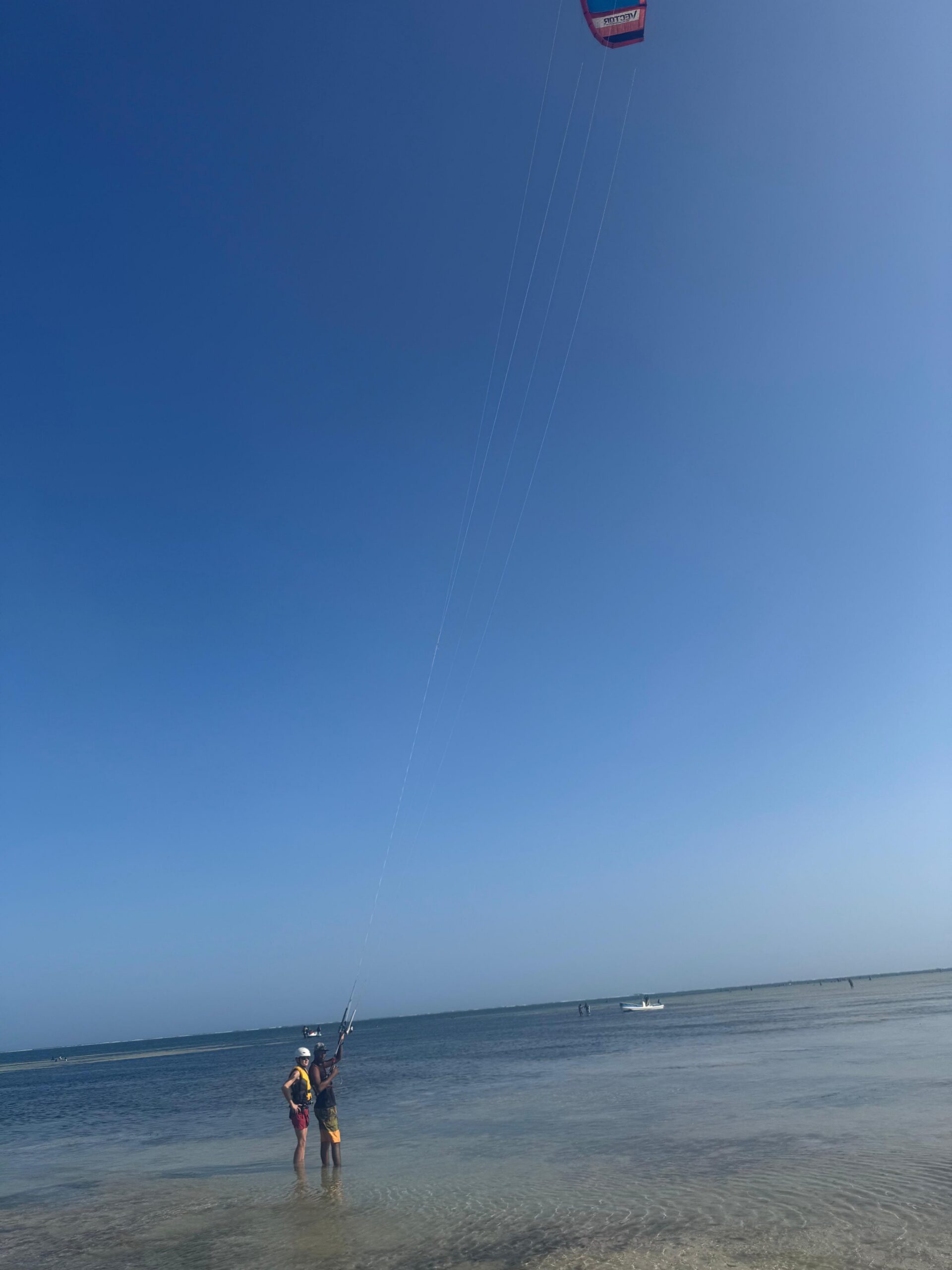 Latawiec kitesurfingowy nad plażą Diani w Kenii