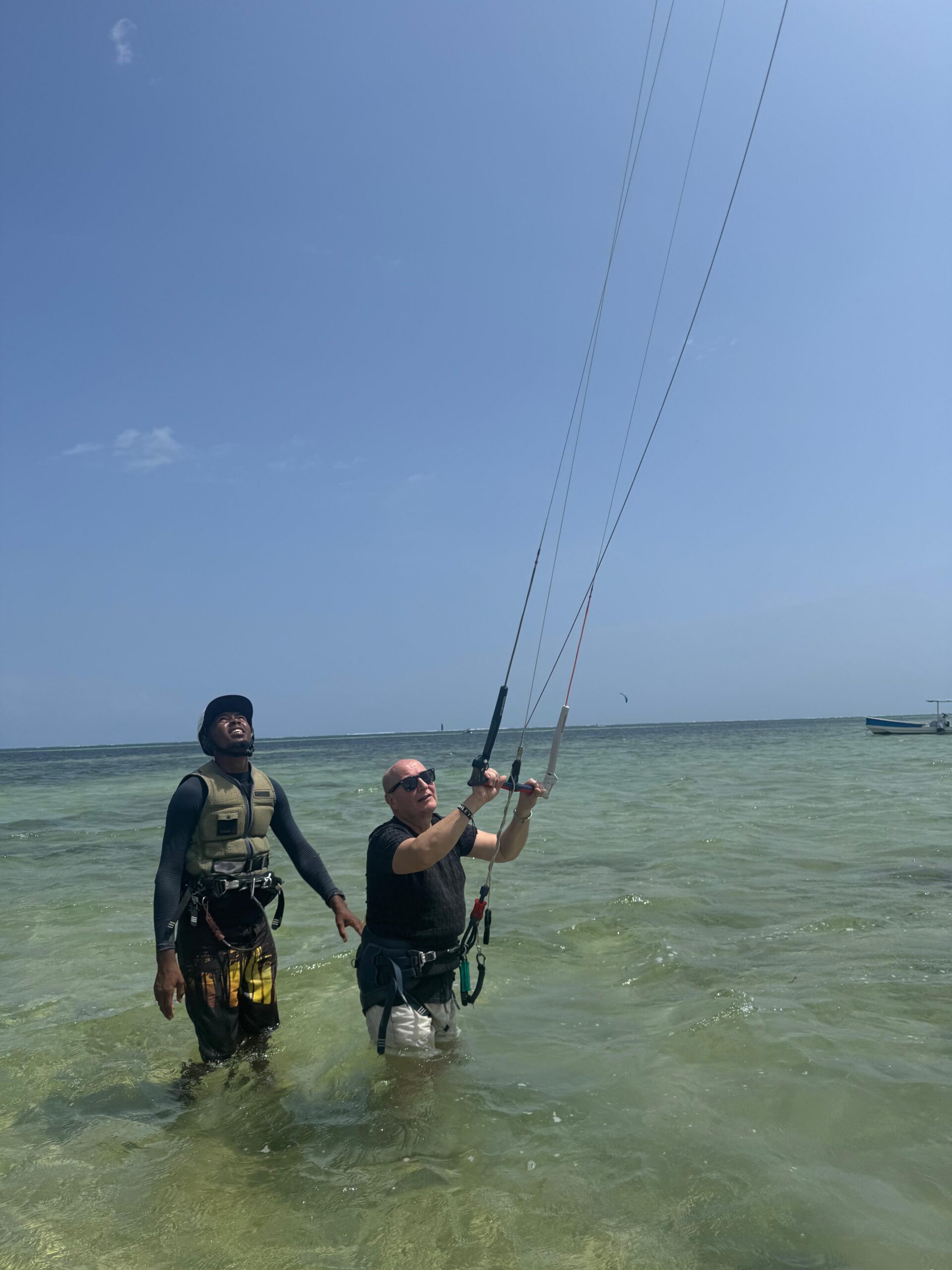 Lekcja kitesurfingu prowadzona na Diani Beach