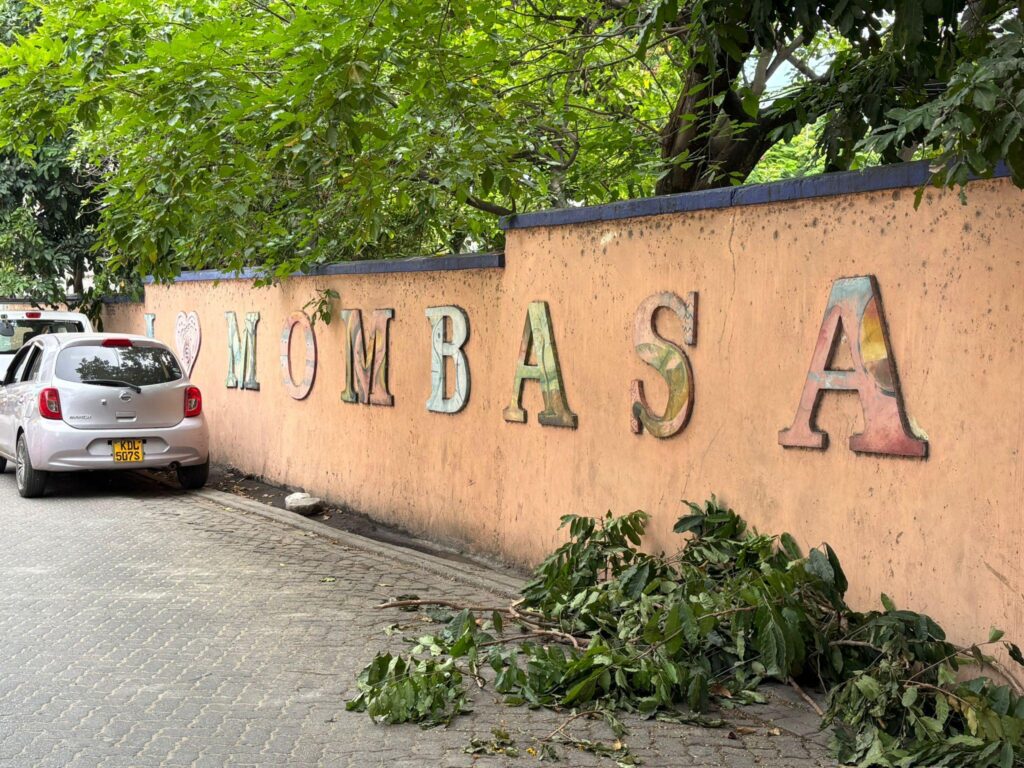 Dekoracyjny napis Mombasa przy jednej z miejskich ulic.