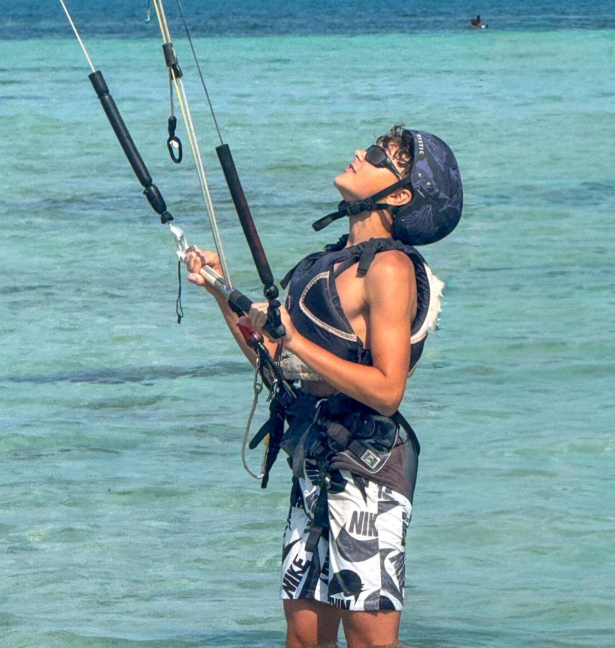 Nauka kitesurfingu w płytkiej wodzie przy Diani Beach