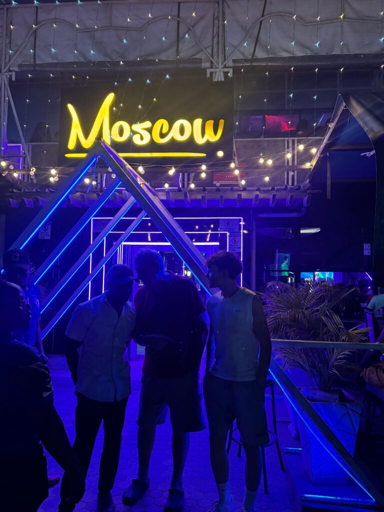Neon i oświetlone wejście do jednego z klubów nocnych w Mombasie.