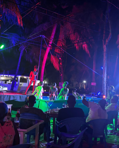 Nocna impreza z pokazem artystycznym na plaży w Mombasie w Kenii