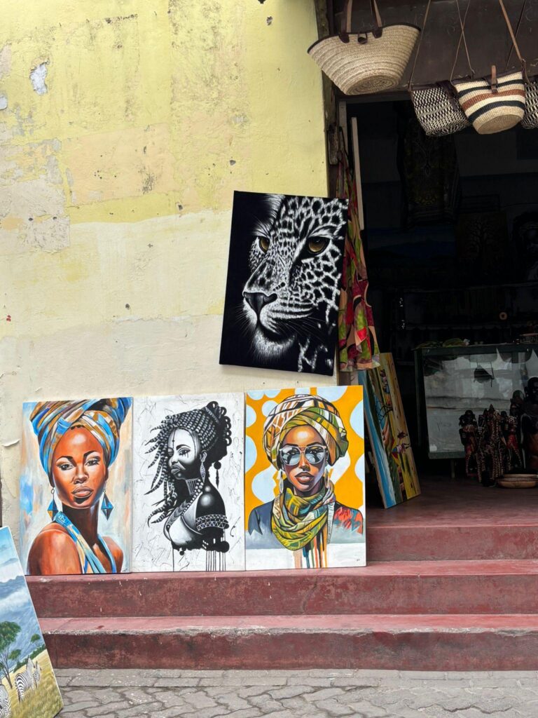Kolorowe obrazy i lokalne rękodzieło prezentowane podczas Mombasa City Tour.