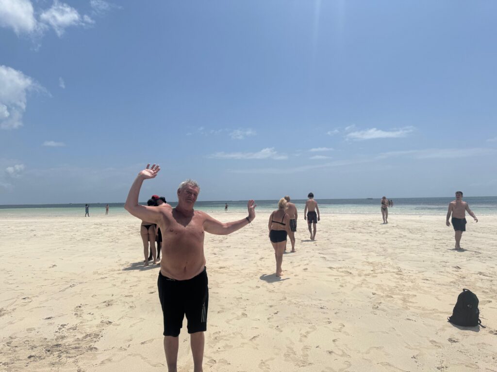 Turyści spacerujący po piaszczystej wyspie u wybrzeży Watamu.