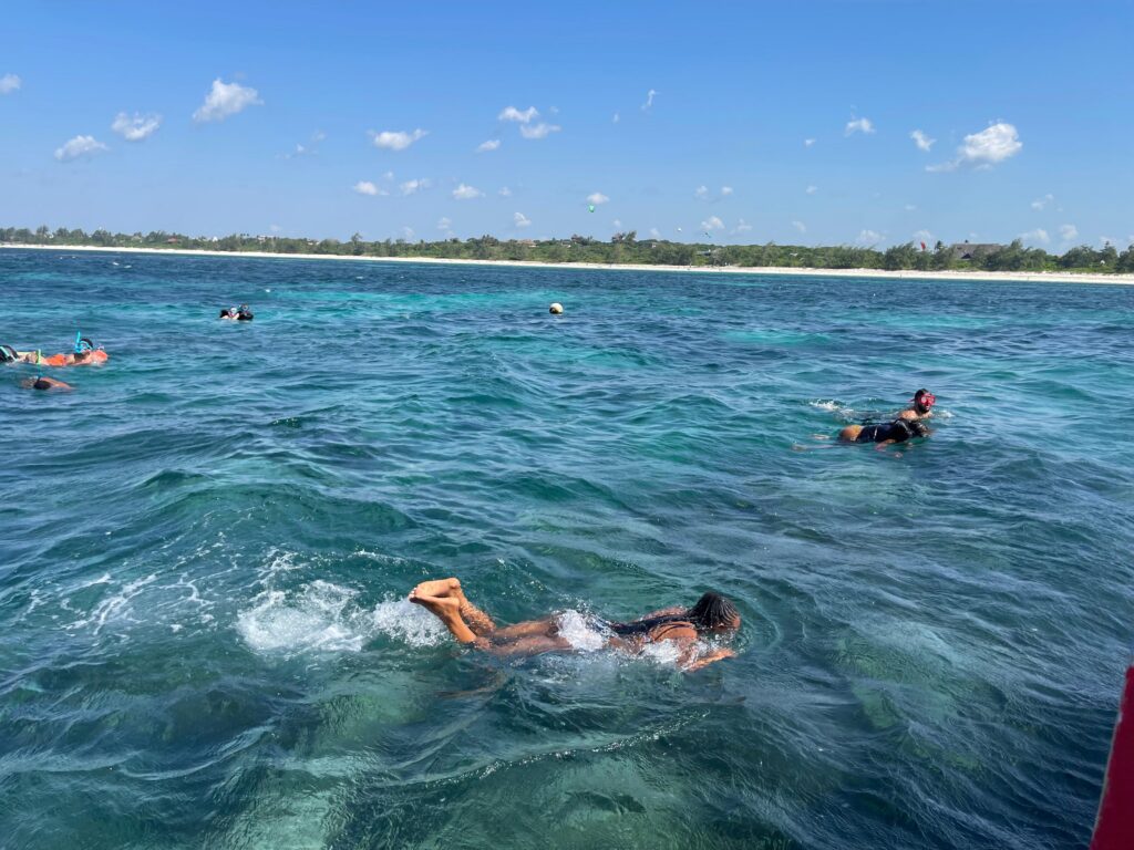 Pływanie z maską w przejrzystych wodach Oceanu Indyjskiego w Watamu.