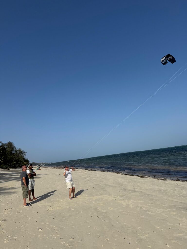 Przygotowanie sprzętu do kitesurfingu na plaży Diani w Kenii.