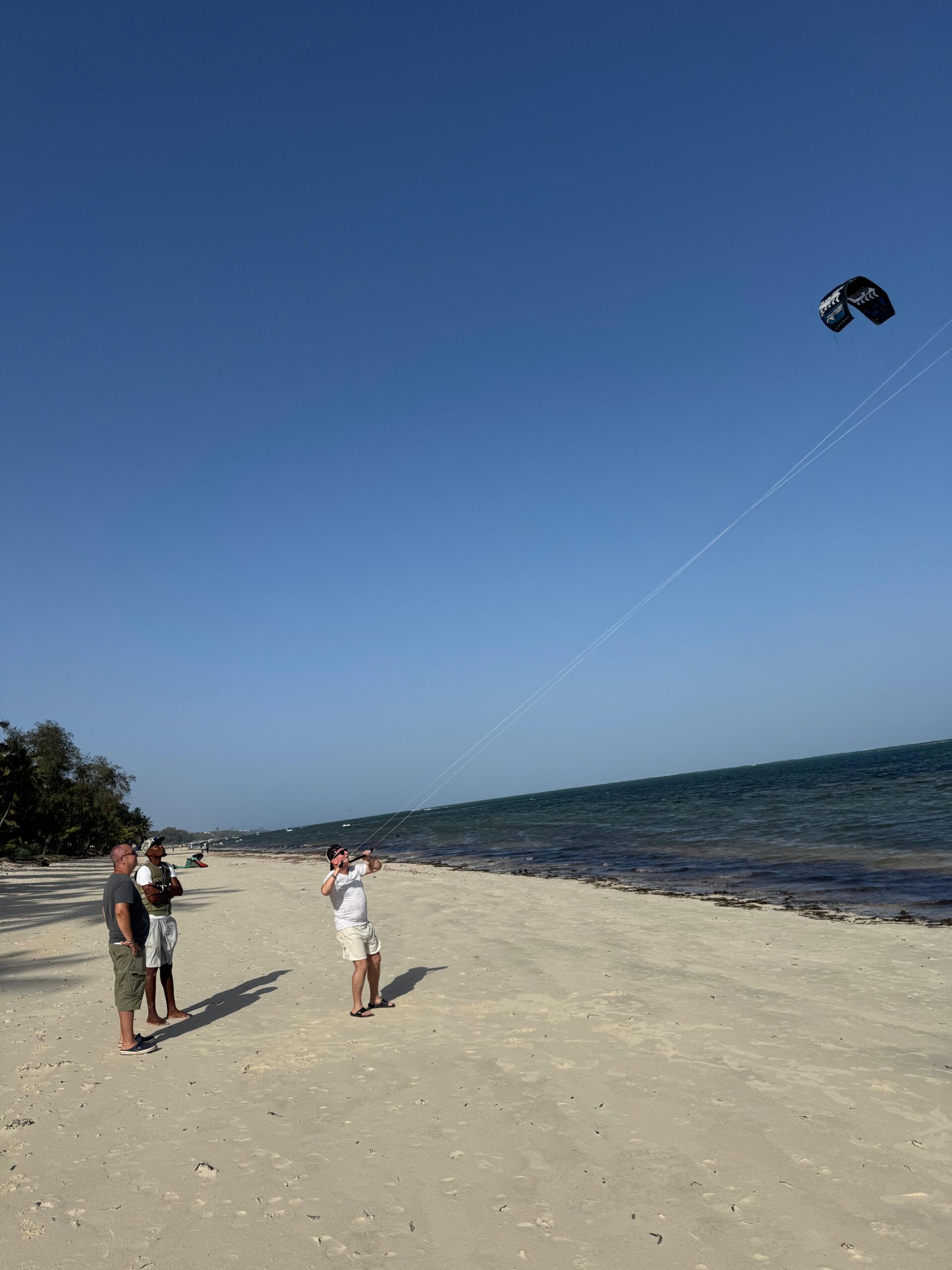 Przygotowanie sprzętu do kitesurfingu na Diani Beach
