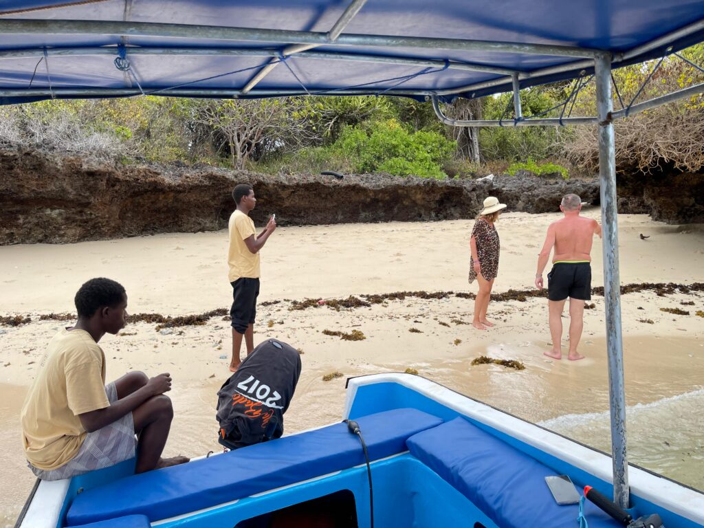 Turyści przy lokalnej przystani podczas wycieczki na Wasini Island.