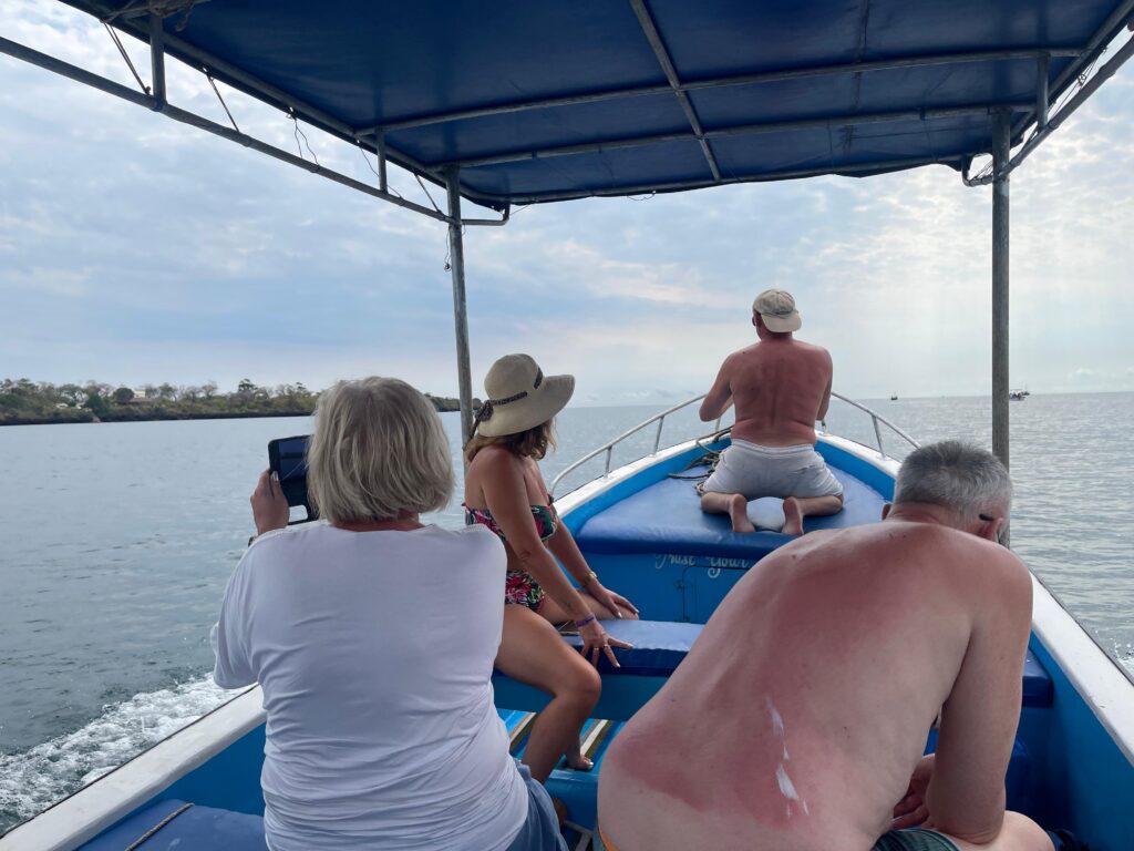 Turyści podczas rejsu łodzią w kierunku Wasini Island.