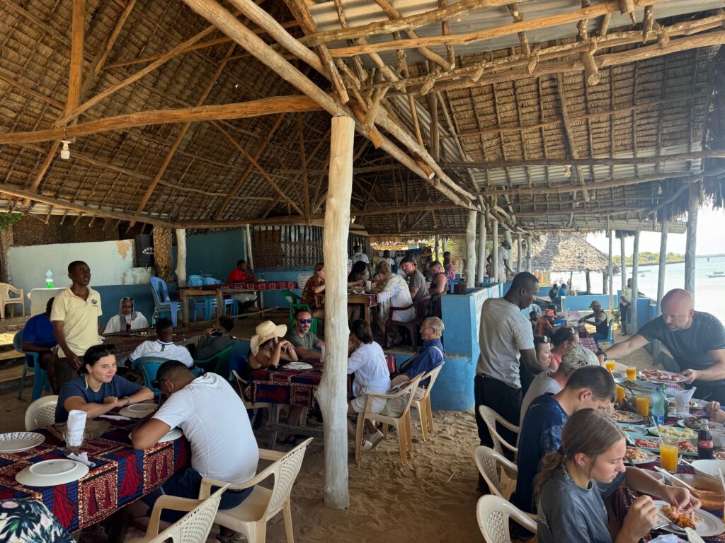 Lokalna restauracja pod drewnianym zadaszeniem na Wasini Island.