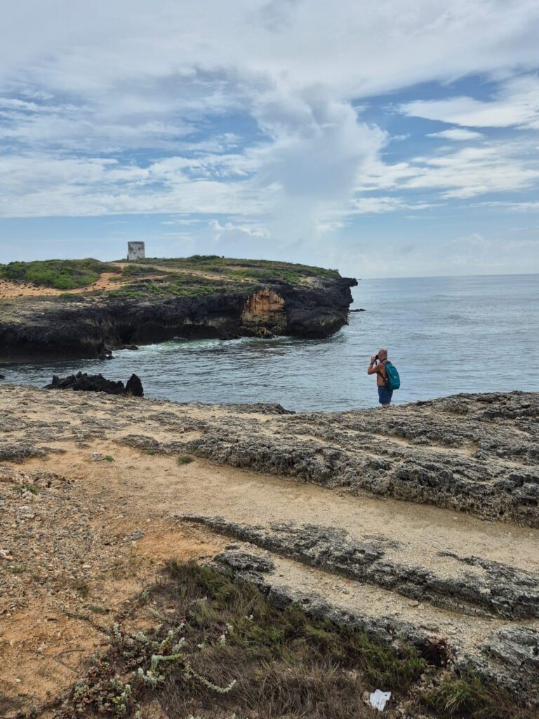 Skalne wybrzeże nad Oceanem Indyjskim w okolicy Watamu.