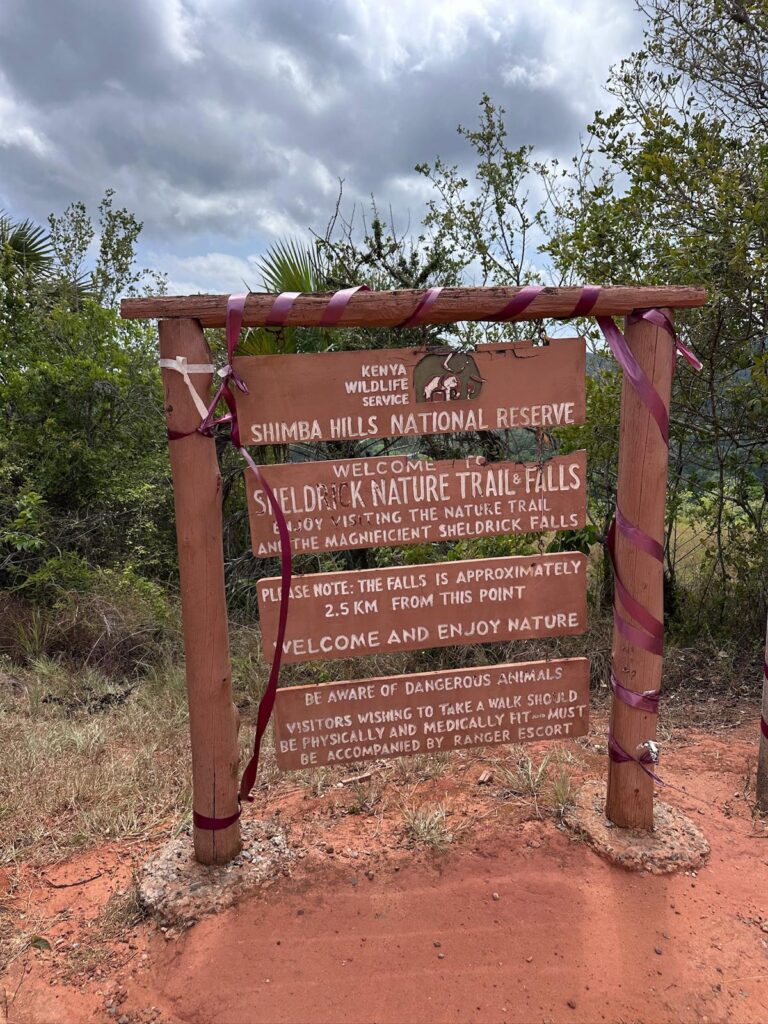 Tablica informacyjna na trasie do wodospadu Sheldrick Falls w Shimba Hills.