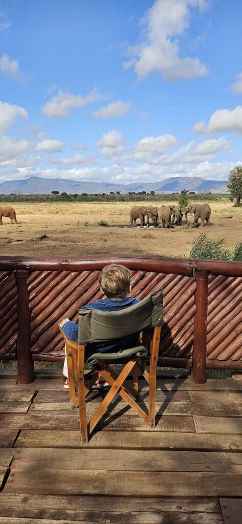 Taras safari lodge z widokiem na rozległą kenijską sawannę.