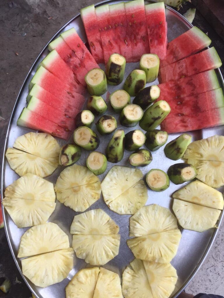 Półmisek świeżych owoców tropikalnych podany podczas wycieczki w Watamu.