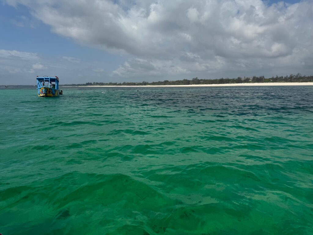 Łódź na turkusowych wodach Oceanu Indyjskiego w Watamu.