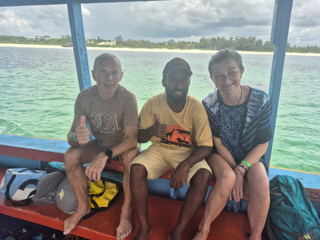 Turyści z lokalnym przewodnikiem podczas rejsu łodzią w Watamu.