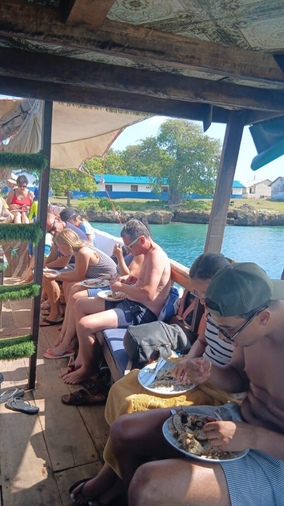 Uczestnicy wycieczki na pokładzie łodzi podczas rejsu na Wasini Island.