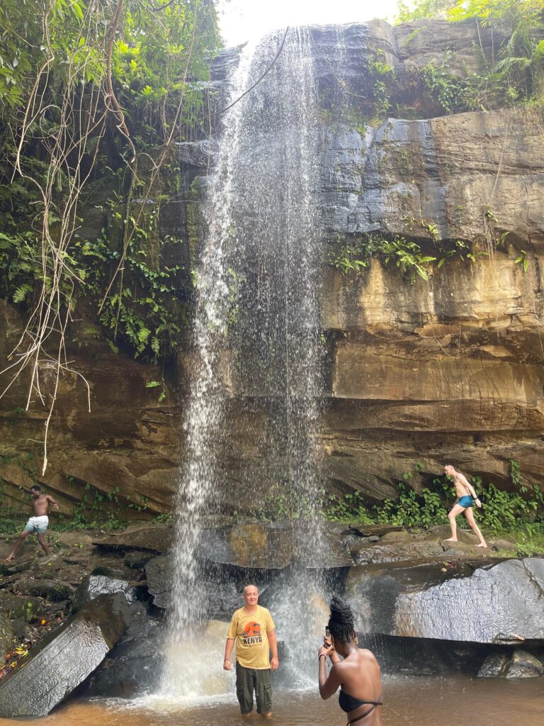 Wodospad Sheldrick Falls otoczony tropikalną roślinnością w Shimba Hills.
