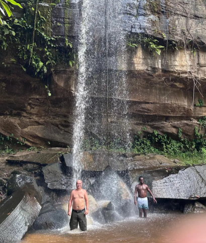 Turyści pod wodospadem Sheldrick Falls w rezerwacie Shimba Hills w Kenii