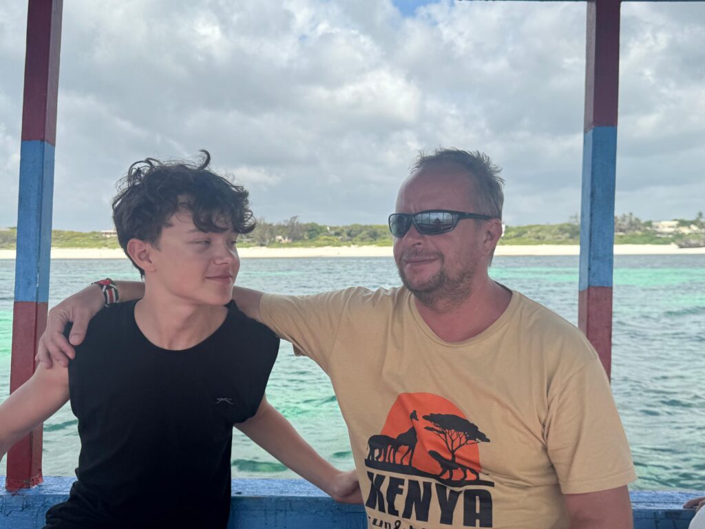 Para turystów na łodzi podczas wycieczki po wybrzeżu Watamu.